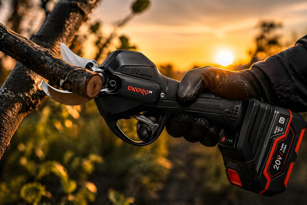 Tijeras de Podar a Batería Dnipro-M DPS-200BC ULTRA 20V – Kit Profesional con Motor Brushless, Cuchillas de Acero Japonés SK5, 4 Posiciones de Corte, Batería 2Ah y Cargador Rápido