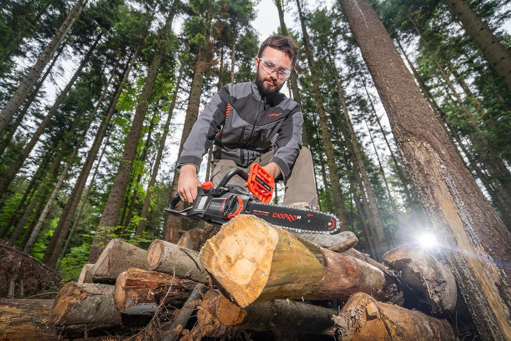 Motosierra a Batería Dnipro-M DCS-201BC 20V – Kit Profesional con Motor Brushless, Espada de 30 cm, Batería Compacta 4Ah (Samsung) y Cargador Rápido