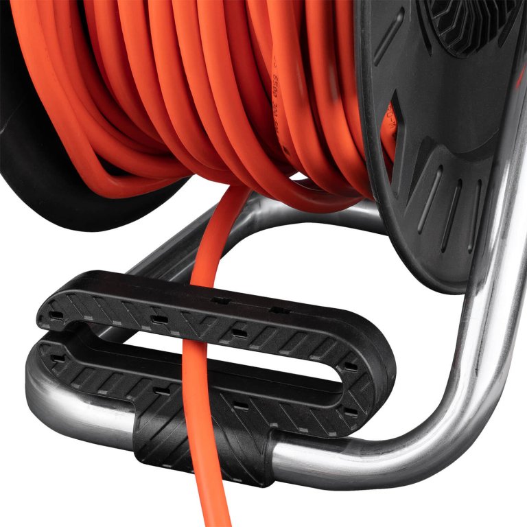 Alargador eléctrico en carrete Dnipro-M SE4 3x1,5 mm² 40 m con 4 tomas, IP44 y protección térmica